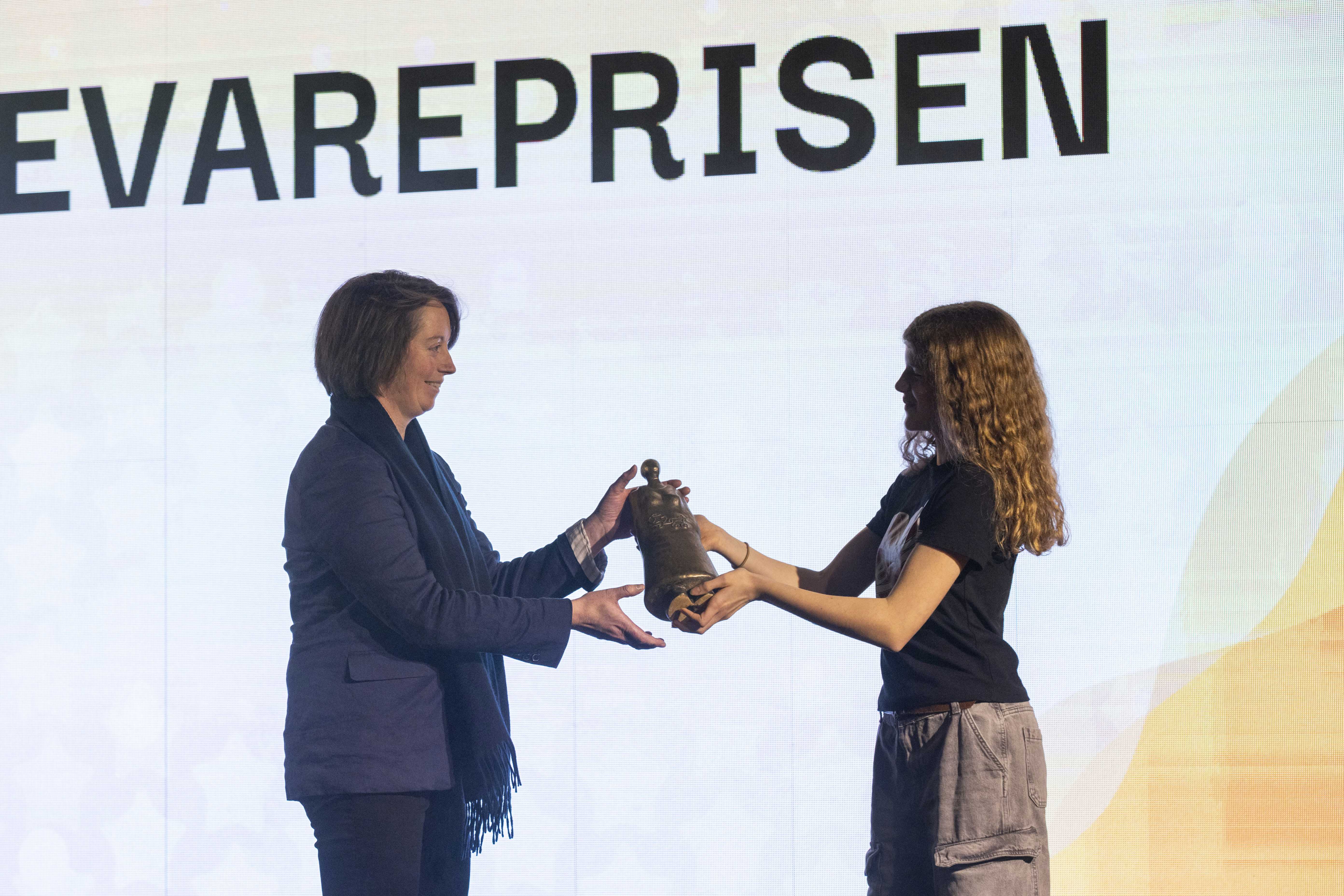 Louise Bannon får overrakt sin Gerda